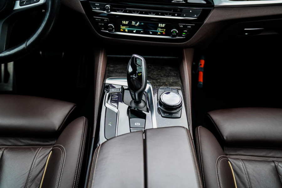 BMW 5 Serie 540i xDrive High Executive | M-pakket | Schuif/kanteldak | Adaptieve Cruise | Nappa | Camera | Stoel + Stuurverwarming