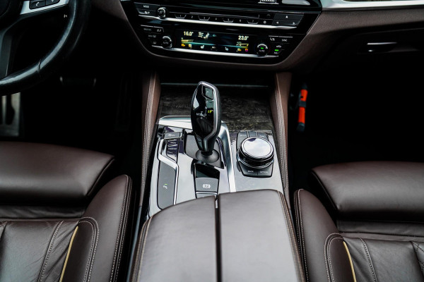 BMW 5 Serie 540i xDrive High Executive | M-pakket | Schuif/kanteldak | Adaptieve Cruise | Nappa | Camera | Stoel + Stuurverwarming