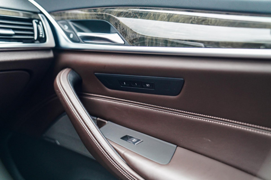 BMW 5 Serie 540i xDrive High Executive | M-pakket | Schuif/kanteldak | Adaptieve Cruise | Nappa | Camera | Stoel + Stuurverwarming