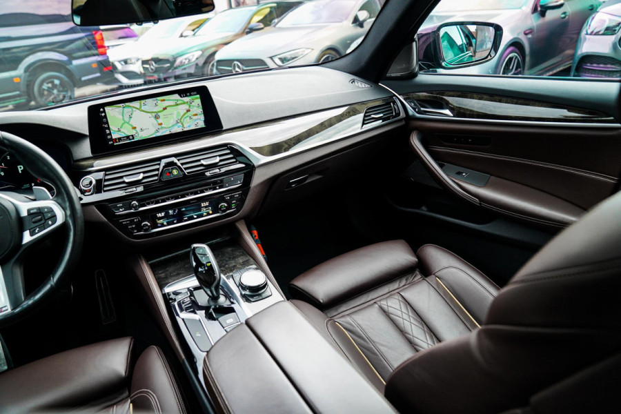BMW 5 Serie 540i xDrive High Executive | M-pakket | Schuif/kanteldak | Adaptieve Cruise | Nappa | Camera | Stoel + Stuurverwarming