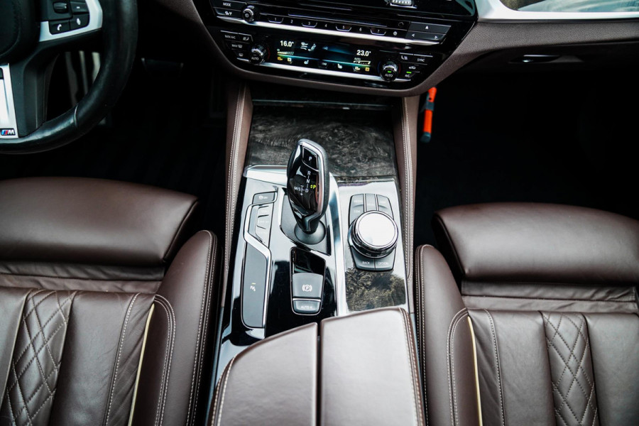 BMW 5 Serie 540i xDrive High Executive | M-pakket | Schuif/kanteldak | Adaptieve Cruise | Nappa | Camera | Stoel + Stuurverwarming