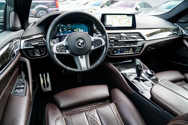 BMW 5 Serie 540i xDrive High Executive | M-pakket | Schuif/kanteldak | Adaptieve Cruise | Nappa | Camera | Stoel + Stuurverwarming