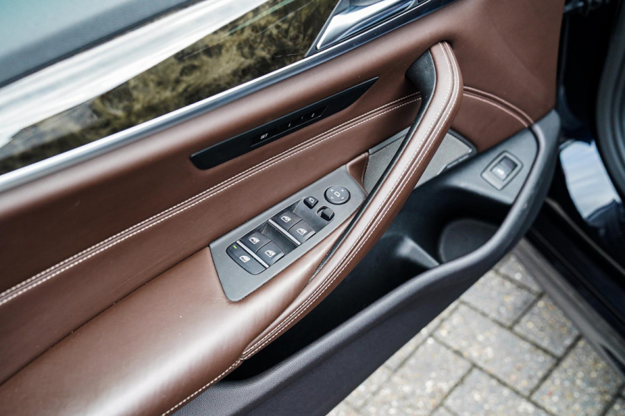 BMW 5 Serie 540i xDrive High Executive | M-pakket | Schuif/kanteldak | Adaptieve Cruise | Nappa | Camera | Stoel + Stuurverwarming