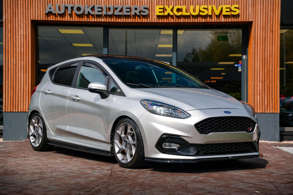 Ford Fiesta ST Panoramadak Recaro PDC Carplay Maxton Design LED Stoelverw. Ford Fiesta ST Panoramadak Recaro PDC Carplay Maxton Design LED Stoelverw.
