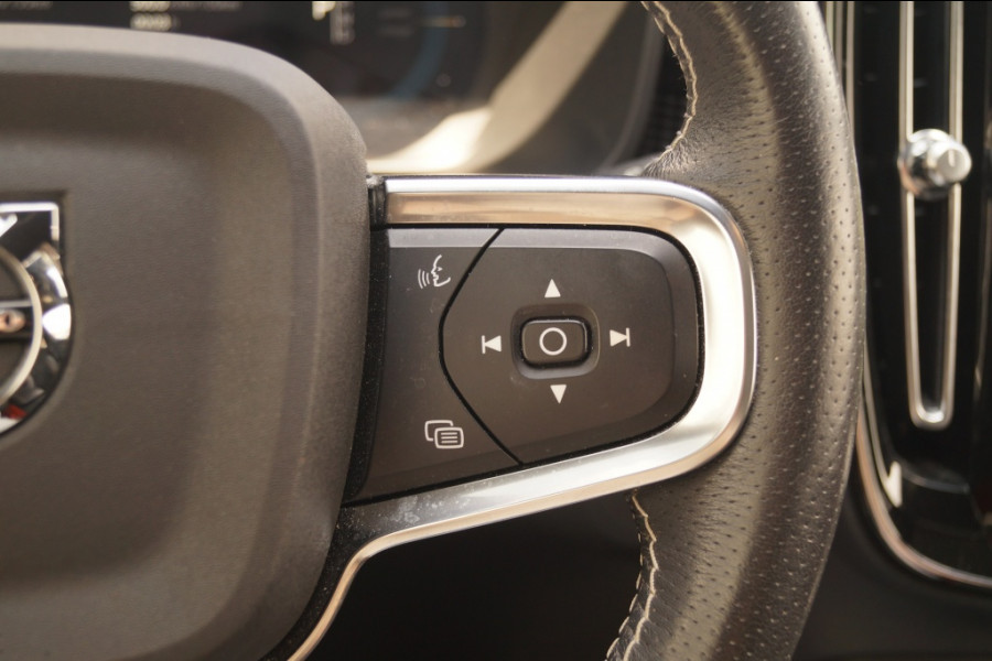Volvo XC40 Recharge P8 AWD R-Design -PANO-NAVI-ECC-