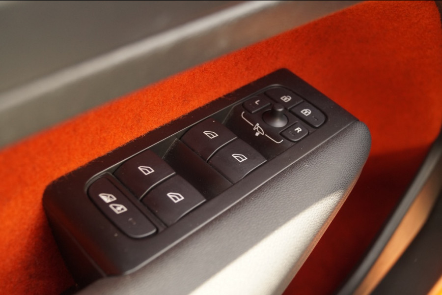 Volvo XC40 Recharge P8 AWD R-Design -PANO-NAVI-ECC-