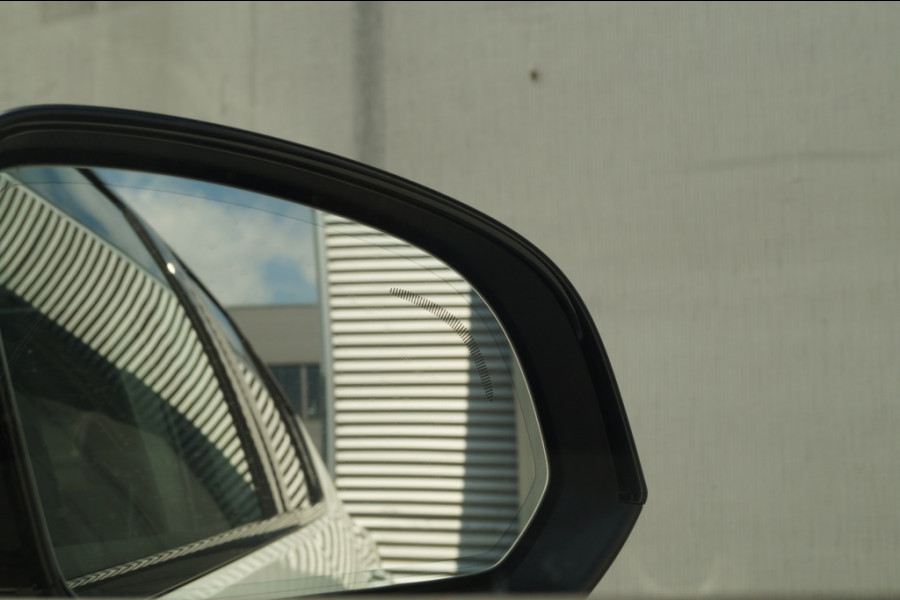 Volvo XC40 Recharge P8 AWD R-Design -PANO-NAVI-ECC-