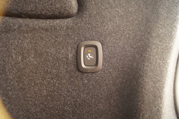 Volvo XC40 Recharge P8 AWD R-Design -PANO-NAVI-ECC-