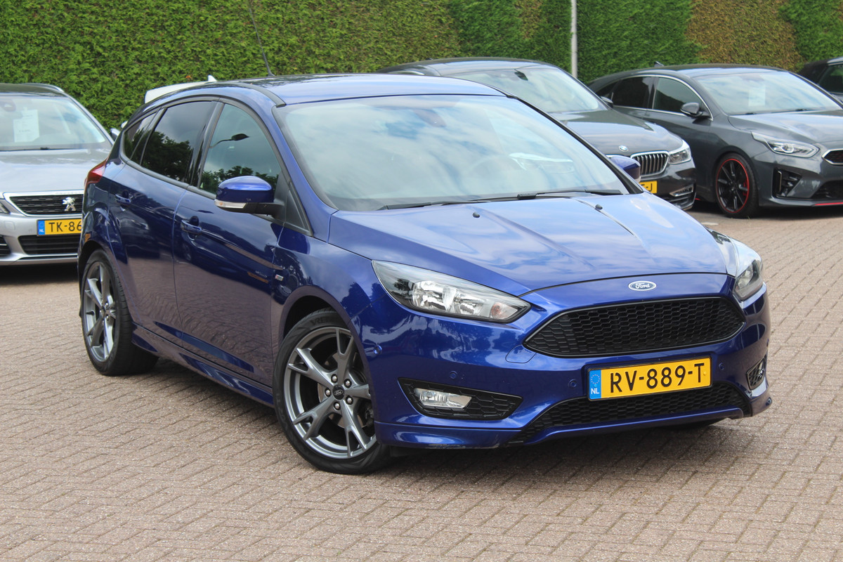 Ford Focus 1.5 ST-Line / Trekhaak / Navigatie / Parkeerhulp V+A / 18'' / Xenon / Cruise Control Ford Focus 1.5 ST-Line / Trekhaak / Navigatie / Parkeerhulp V+A / 18'' / Xenon / Cruise Control