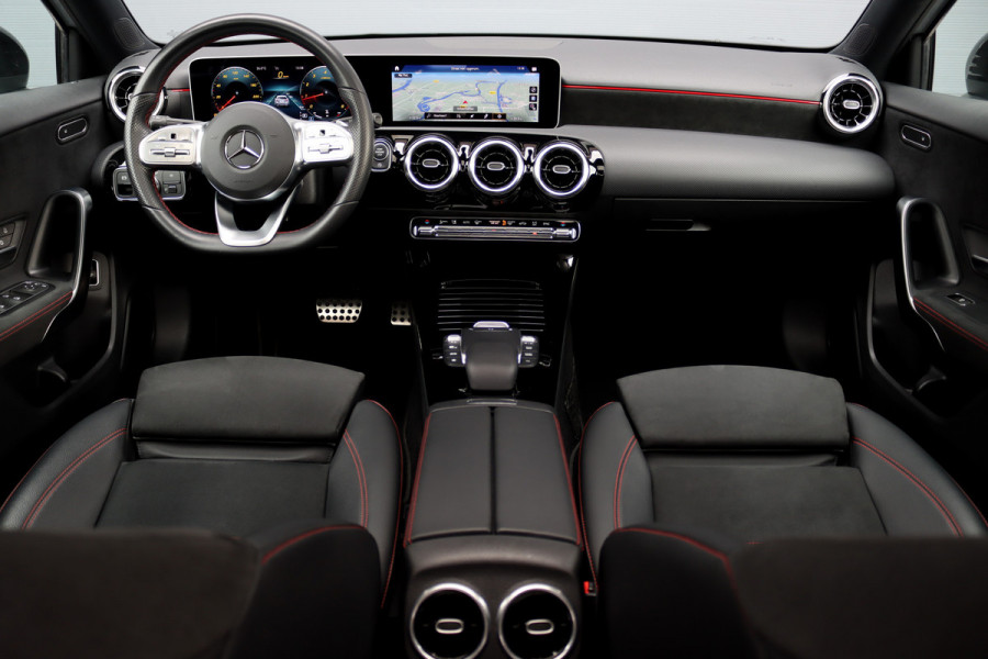 Mercedes-Benz A-Klasse 180 Business Solution AMG Line Aut7 | Panoramadak | Nightpakket | Zitcomfortpakket | Stoelverwarming | Camera | Apple Carplay/Android Auto |