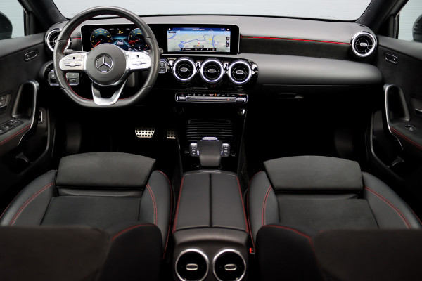 Mercedes-Benz A-Klasse 180 Business Solution AMG Line Aut7 | Panoramadak | Nightpakket | Zitcomfortpakket | Stoelverwarming | Camera | Apple Carplay/Android Auto |