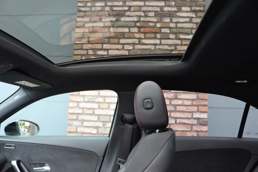 Mercedes-Benz A-Klasse 180 Business Solution AMG Line Aut7 | Panoramadak | Nightpakket | Zitcomfortpakket | Stoelverwarming | Camera | Apple Carplay/Android Auto |