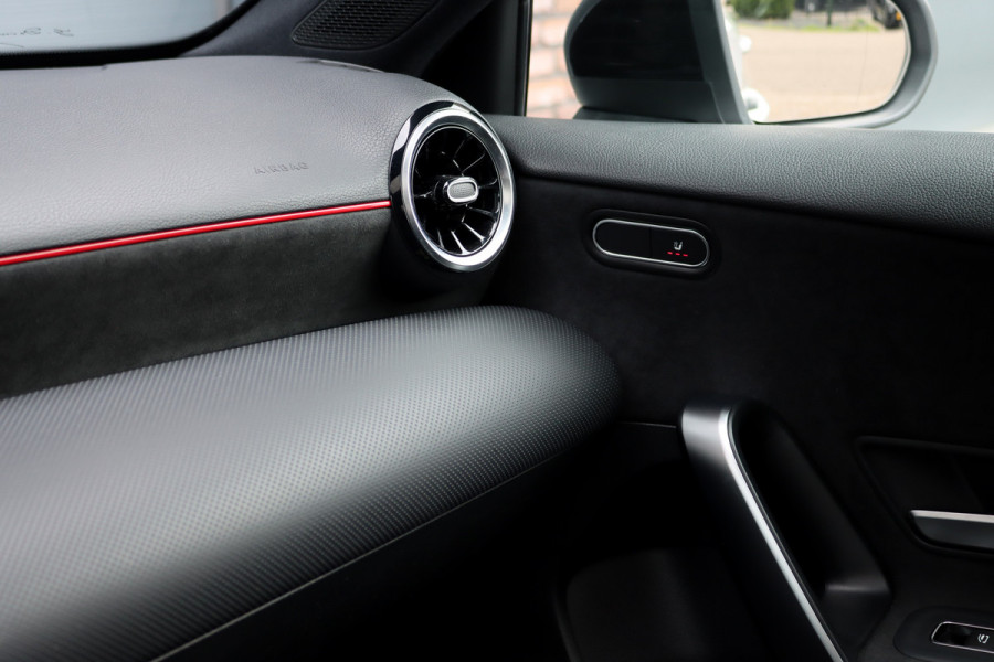 Mercedes-Benz A-Klasse 180 Business Solution AMG Line Aut7 | Panoramadak | Nightpakket | Zitcomfortpakket | Stoelverwarming | Camera | Apple Carplay/Android Auto |