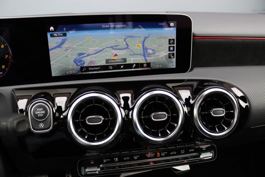 Mercedes-Benz A-Klasse 180 Business Solution AMG Line Aut7 | Panoramadak | Nightpakket | Zitcomfortpakket | Stoelverwarming | Camera | Apple Carplay/Android Auto |
