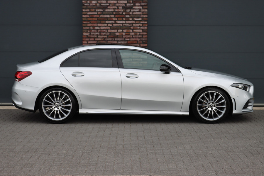 Mercedes-Benz A-Klasse 180 Business Solution AMG Line Aut7 | Panoramadak | Nightpakket | Zitcomfortpakket | Stoelverwarming | Camera | Apple Carplay/Android Auto |