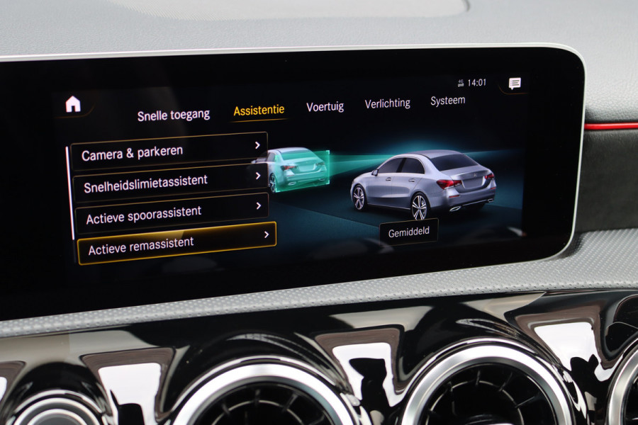Mercedes-Benz A-Klasse 180 Business Solution AMG Line Aut7 | Panoramadak | Nightpakket | Zitcomfortpakket | Stoelverwarming | Camera | Apple Carplay/Android Auto |