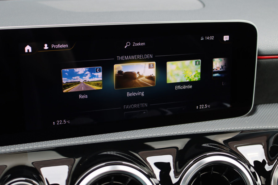Mercedes-Benz A-Klasse 180 Business Solution AMG Line Aut7 | Panoramadak | Nightpakket | Zitcomfortpakket | Stoelverwarming | Camera | Apple Carplay/Android Auto |