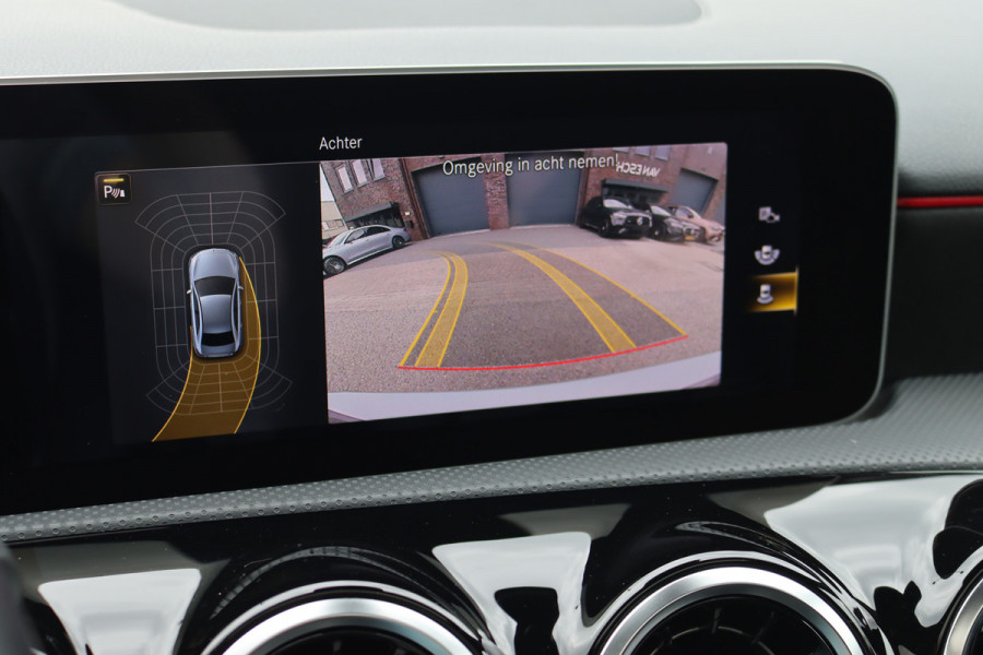 Mercedes-Benz A-Klasse 180 Business Solution AMG Line Aut7 | Panoramadak | Nightpakket | Zitcomfortpakket | Stoelverwarming | Camera | Apple Carplay/Android Auto |