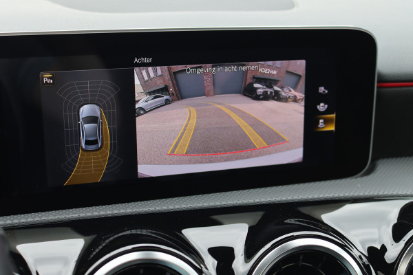 Mercedes-Benz A-Klasse 180 Business Solution AMG Line Aut7 | Panoramadak | Nightpakket | Zitcomfortpakket | Stoelverwarming | Camera | Apple Carplay/Android Auto |