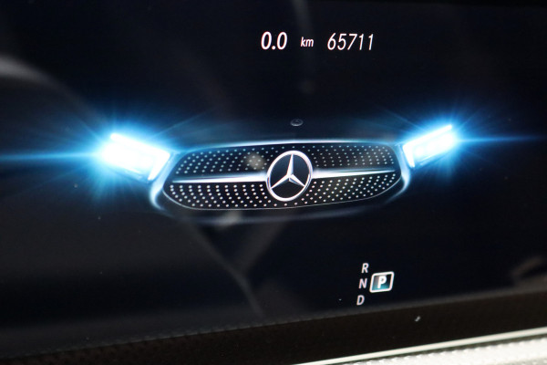 Mercedes-Benz A-Klasse 180 Business Solution AMG Line Aut7 | Panoramadak | Nightpakket | Zitcomfortpakket | Stoelverwarming | Camera | Apple Carplay/Android Auto |