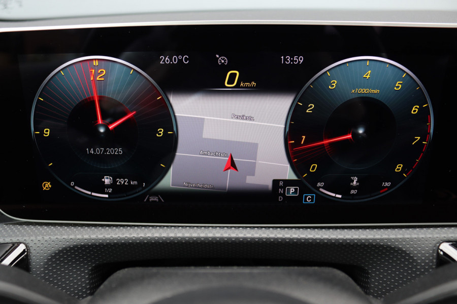 Mercedes-Benz A-Klasse 180 Business Solution AMG Line Aut7 | Panoramadak | Nightpakket | Zitcomfortpakket | Stoelverwarming | Camera | Apple Carplay/Android Auto |