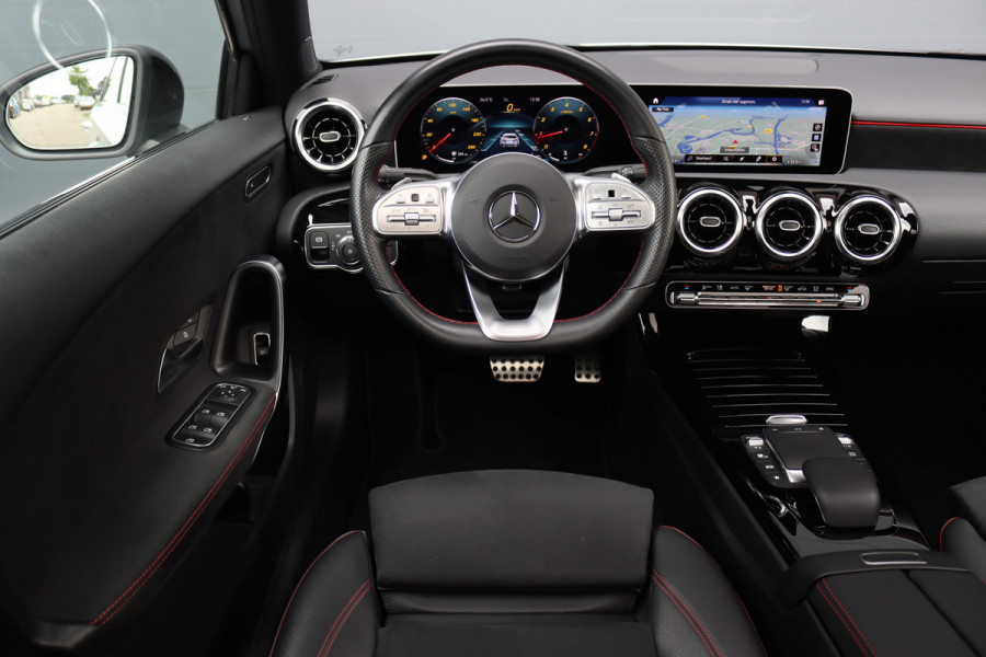 Mercedes-Benz A-Klasse 180 Business Solution AMG Line Aut7 | Panoramadak | Nightpakket | Zitcomfortpakket | Stoelverwarming | Camera | Apple Carplay/Android Auto |