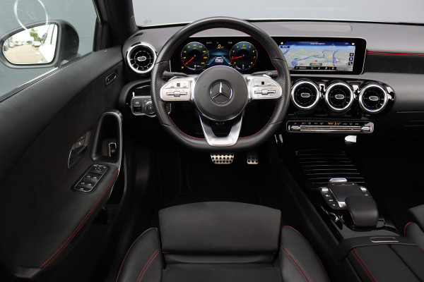 Mercedes-Benz A-Klasse 180 Business Solution AMG Line Aut7 | Panoramadak | Nightpakket | Zitcomfortpakket | Stoelverwarming | Camera | Apple Carplay/Android Auto |
