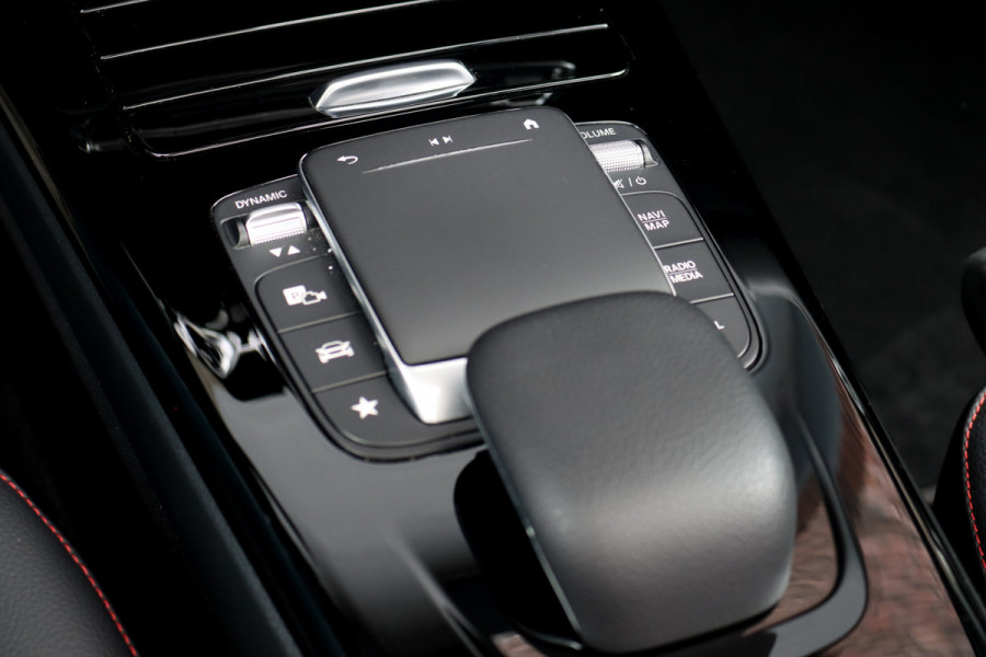 Mercedes-Benz A-Klasse 180 Business Solution AMG Line Aut7 | Panoramadak | Nightpakket | Zitcomfortpakket | Stoelverwarming | Camera | Apple Carplay/Android Auto |