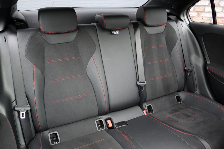 Mercedes-Benz A-Klasse 180 Business Solution AMG Line Aut7 | Panoramadak | Nightpakket | Zitcomfortpakket | Stoelverwarming | Camera | Apple Carplay/Android Auto |