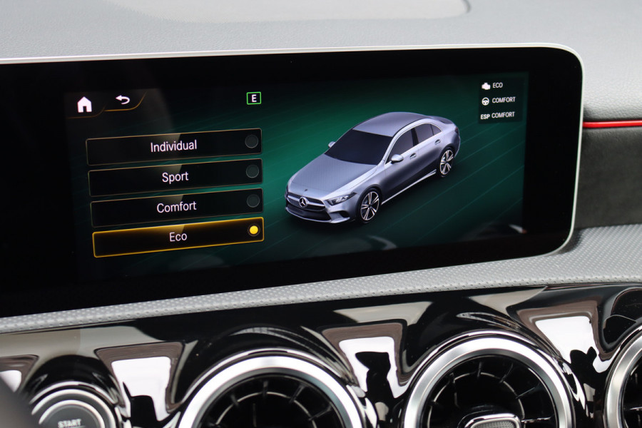 Mercedes-Benz A-Klasse 180 Business Solution AMG Line Aut7 | Panoramadak | Nightpakket | Zitcomfortpakket | Stoelverwarming | Camera | Apple Carplay/Android Auto |