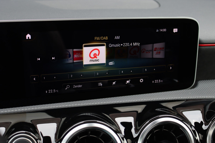 Mercedes-Benz A-Klasse 180 Business Solution AMG Line Aut7 | Panoramadak | Nightpakket | Zitcomfortpakket | Stoelverwarming | Camera | Apple Carplay/Android Auto |