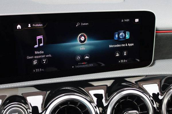 Mercedes-Benz A-Klasse 180 Business Solution AMG Line Aut7 | Panoramadak | Nightpakket | Zitcomfortpakket | Stoelverwarming | Camera | Apple Carplay/Android Auto |