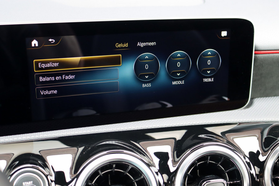 Mercedes-Benz A-Klasse 180 Business Solution AMG Line Aut7 | Panoramadak | Nightpakket | Zitcomfortpakket | Stoelverwarming | Camera | Apple Carplay/Android Auto |
