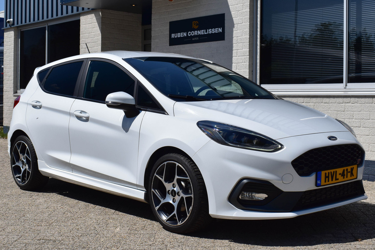 Ford Fiesta 1.5 EcoBoost ST-3 200 PK | Winter Pak. | Carplay | Recaro | LED | Camera Ford Fiesta 1.5 EcoBoost ST-3 200 PK | Winter Pak. | Carplay | Recaro | LED | Camera