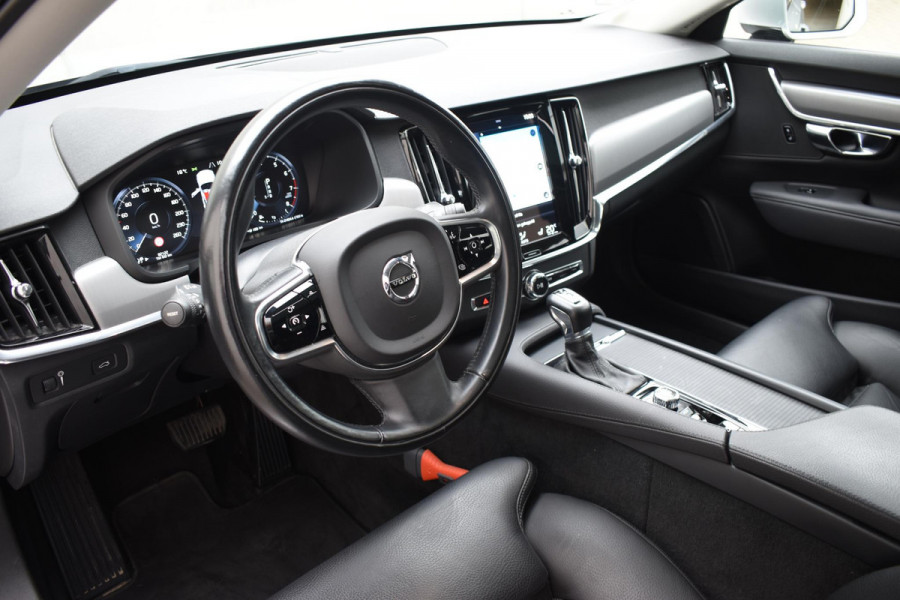 Volvo V90 T4 Business Luxury+ / Adaptive Cruise control / Elektrisch Panoramadak / Trekhaak / Stoelverwarming voor+achter / Verwarmde achterbank / Achteruitrijcamera / Elek. stoelen / Geheugen bestuurdersstoel