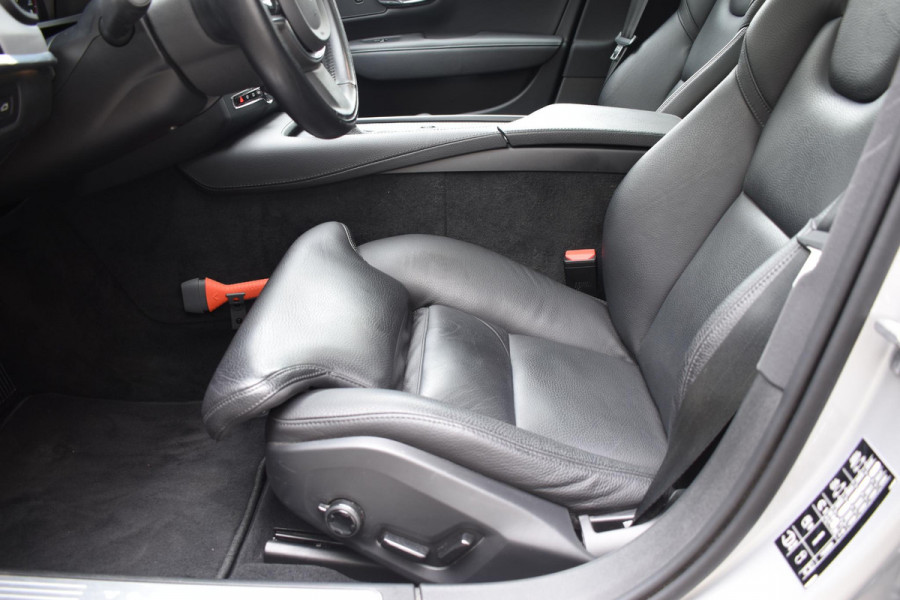 Volvo V90 T4 Business Luxury+ / Adaptive Cruise control / Elektrisch Panoramadak / Trekhaak / Stoelverwarming voor+achter / Verwarmde achterbank / Achteruitrijcamera / Elek. stoelen / Geheugen bestuurdersstoel