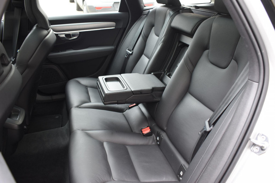 Volvo V90 T4 Business Luxury+ / Adaptive Cruise control / Elektrisch Panoramadak / Trekhaak / Stoelverwarming voor+achter / Verwarmde achterbank / Achteruitrijcamera / Elek. stoelen / Geheugen bestuurdersstoel