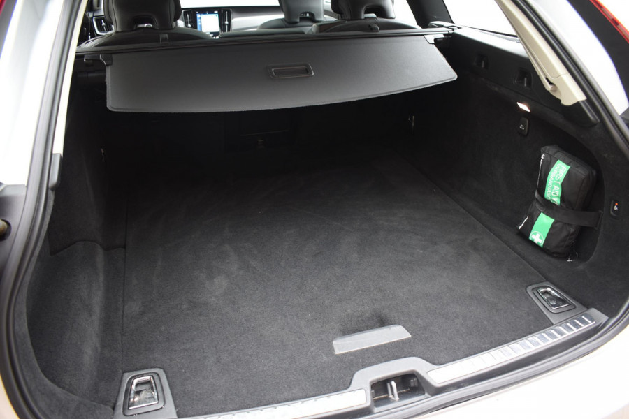 Volvo V90 T4 Business Luxury+ / Adaptive Cruise control / Elektrisch Panoramadak / Trekhaak / Stoelverwarming voor+achter / Verwarmde achterbank / Achteruitrijcamera / Elek. stoelen / Geheugen bestuurdersstoel