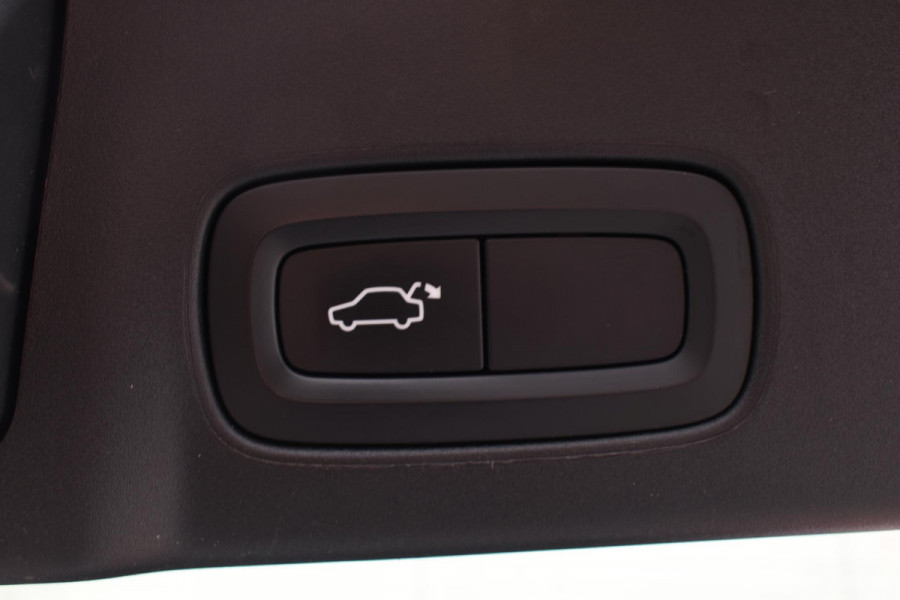 Volvo V90 T4 Business Luxury+ / Adaptive Cruise control / Elektrisch Panoramadak / Trekhaak / Stoelverwarming voor+achter / Verwarmde achterbank / Achteruitrijcamera / Elek. stoelen / Geheugen bestuurdersstoel