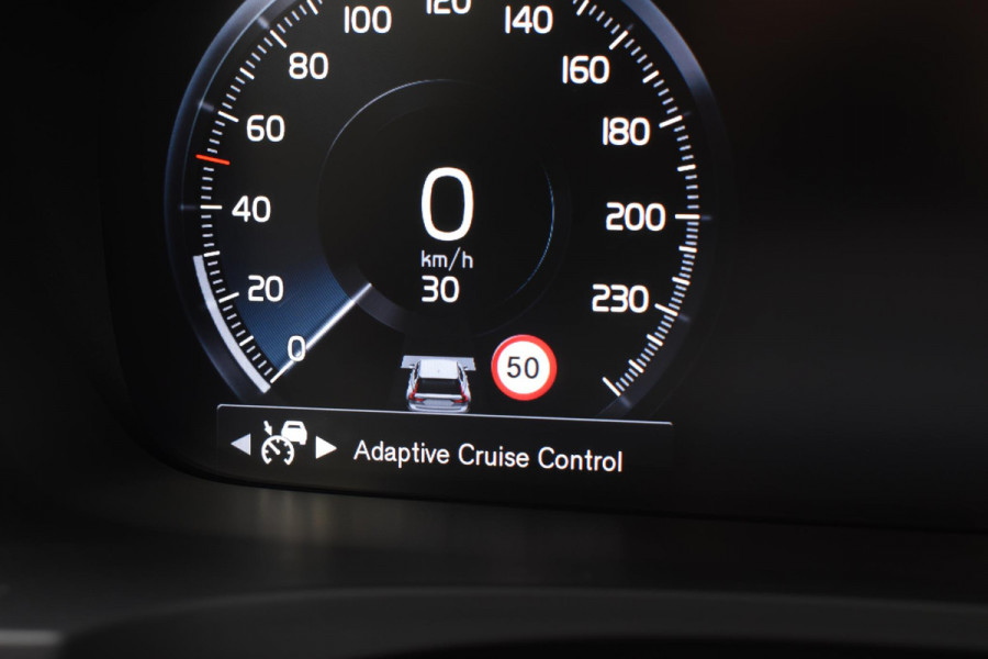 Volvo V90 T4 Business Luxury+ / Adaptive Cruise control / Elektrisch Panoramadak / Trekhaak / Stoelverwarming voor+achter / Verwarmde achterbank / Achteruitrijcamera / Elek. stoelen / Geheugen bestuurdersstoel