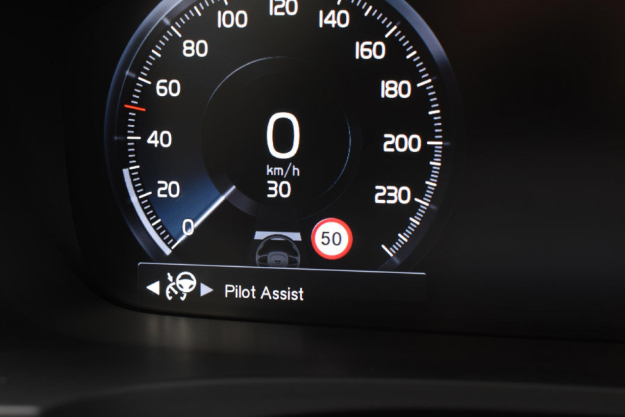 Volvo V90 T4 Business Luxury+ / Adaptive Cruise control / Elektrisch Panoramadak / Trekhaak / Stoelverwarming voor+achter / Verwarmde achterbank / Achteruitrijcamera / Elek. stoelen / Geheugen bestuurdersstoel