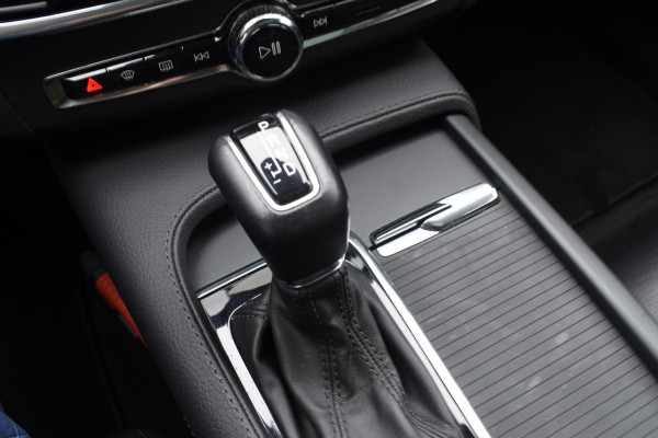 Volvo V90 T4 Business Luxury+ / Adaptive Cruise control / Elektrisch Panoramadak / Trekhaak / Stoelverwarming voor+achter / Verwarmde achterbank / Achteruitrijcamera / Elek. stoelen / Geheugen bestuurdersstoel