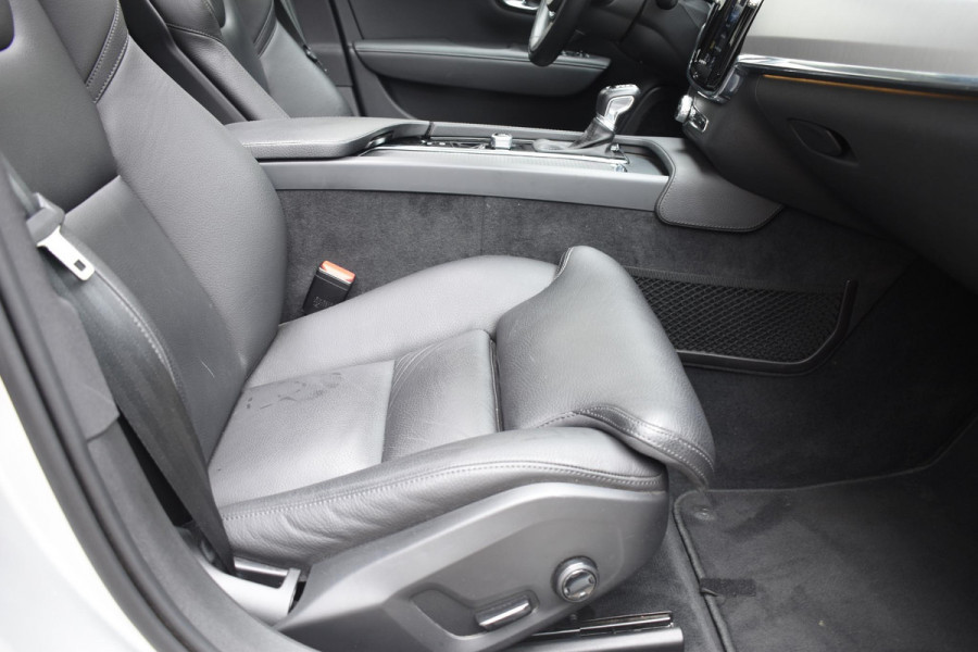Volvo V90 T4 Business Luxury+ / Adaptive Cruise control / Elektrisch Panoramadak / Trekhaak / Stoelverwarming voor+achter / Verwarmde achterbank / Achteruitrijcamera / Elek. stoelen / Geheugen bestuurdersstoel