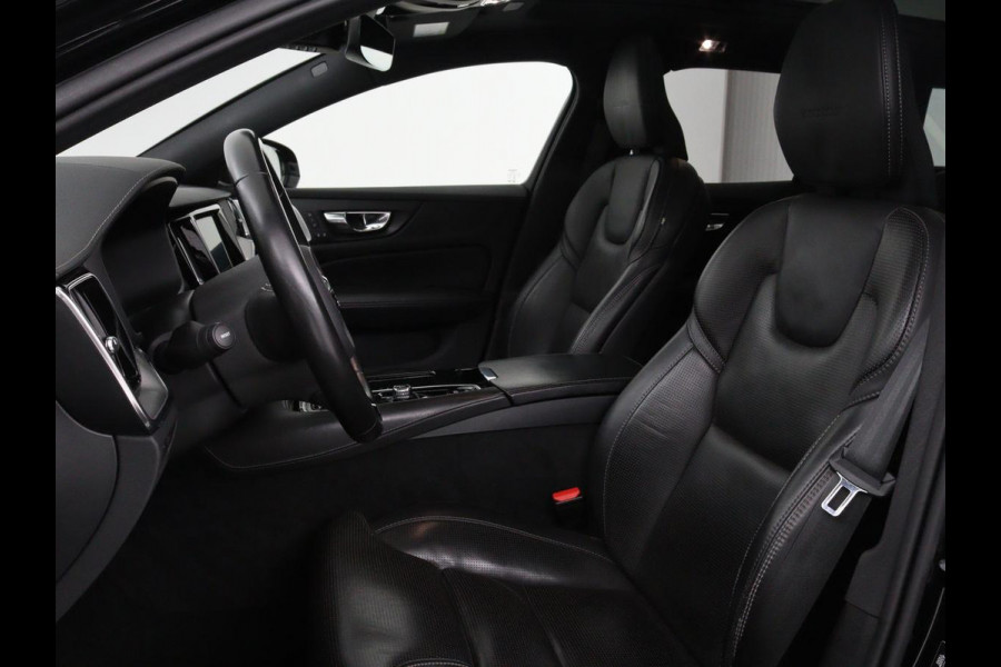 Volvo V60 2.0 T8 Recharge AWD Inscription | Panoramadak | Bowers & Wilkins | Head-Up | Massage | Ventilatie | Trekhaak | 360 Camera | Leder | Carplay | Achterbankverwarming | Navigatie | PHEV