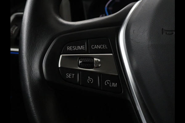 BMW 3-serie 330e Sport Line | Stoelverwarming | Half leder | Carplay | Sportstoelen | Live Cockpit | Sfeerverlichting | Navigatie | Full LED