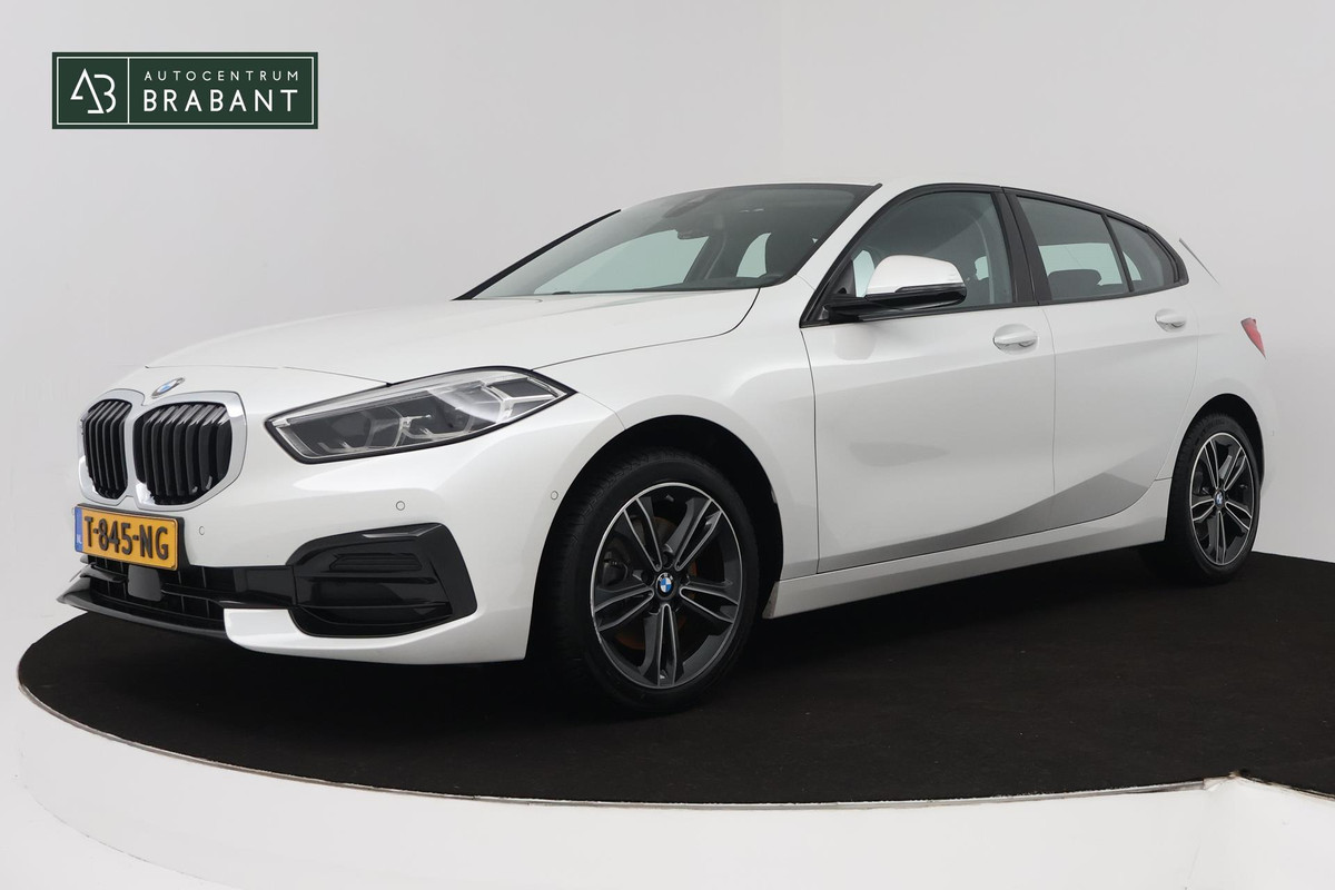 BMW 1-serie 118i Executive Edition (SFEERVERLICHTING, ACHTERUITRIJCAMERA, CRUISE CONTROL, PARKEERSENSOREN, NL-AUTO)