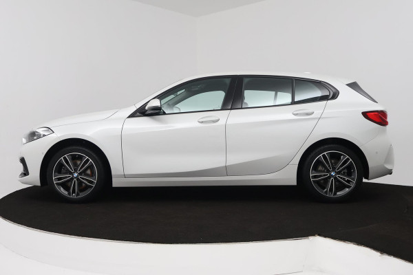BMW 1-serie 118i Executive Edition (SFEERVERLICHTING, ACHTERUITRIJCAMERA, CRUISE CONTROL, PARKEERSENSOREN, NL-AUTO)