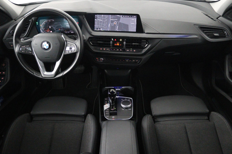 BMW 1-serie 118i Executive Edition (SFEERVERLICHTING, ACHTERUITRIJCAMERA, CRUISE CONTROL, PARKEERSENSOREN, NL-AUTO)
