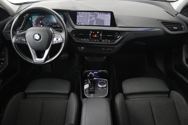 BMW 1-serie 118i Executive Edition (SFEERVERLICHTING, ACHTERUITRIJCAMERA, CRUISE CONTROL, PARKEERSENSOREN, NL-AUTO)