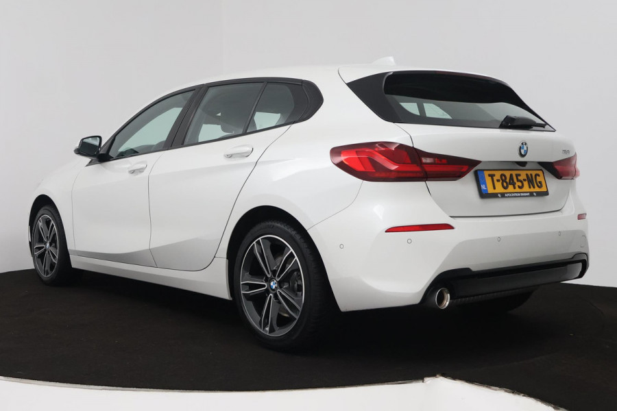 BMW 1-serie 118i Executive Edition (SFEERVERLICHTING, ACHTERUITRIJCAMERA, CRUISE CONTROL, PARKEERSENSOREN, NL-AUTO)